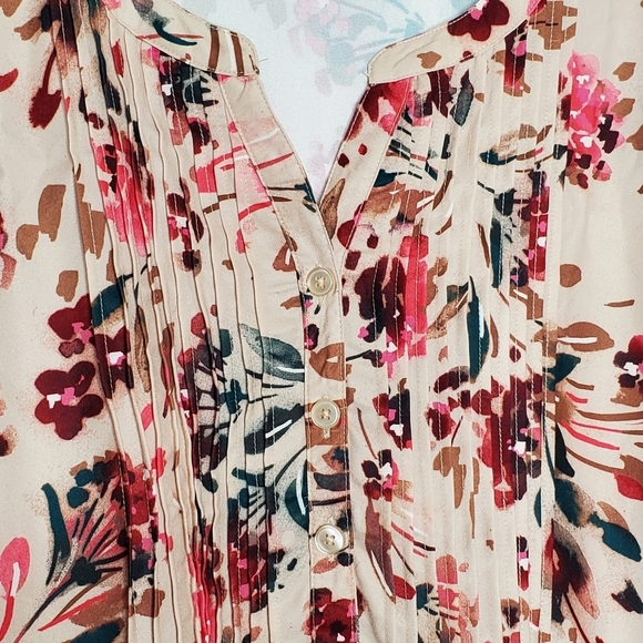 Catherine's Georgette Pintuck Blouse Size 3X Floral Flare Sleeve Lightweight Top - Picture 6 of 14
